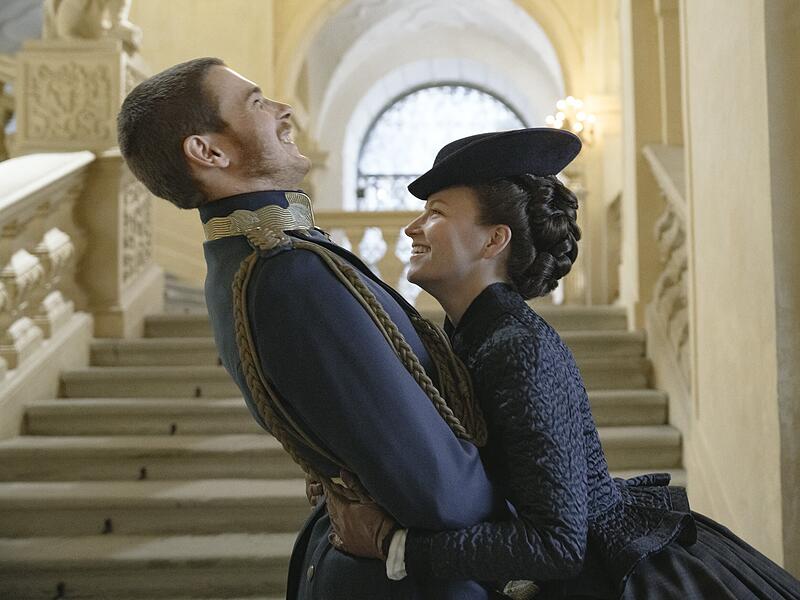 Devrim Lingnau und Phipil Froissant als Sisi und Franz im Treppenhaus in Schloss Weissenstein im Landkreis Bamberg: 2026 geht die finale Staffel in den Stream