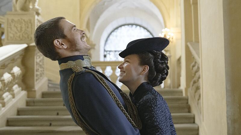 Devrim Lingnau und Phipil Froissant als Sisi und Franz im Treppenhaus in Schloss Weissenstein im Landkreis Bamberg: 2026 geht die finale Staffel in den Stream
