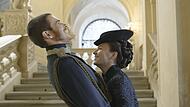 Devrim Lingnau und Phipil Froissant als Sisi und Franz im Treppenhaus in Schloss Weissenstein im Landkreis Bamberg: 2026 geht die finale Staffel in den Stream