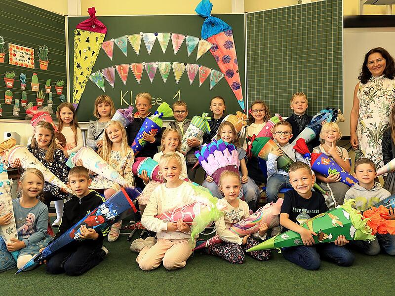 In der Grundschule Stadtsteinach wurden 20 Kinder,eingeschult. Mit im Bild  ist Schulleiterin Britta Schiele-Smeelen.2022 Schulanfang