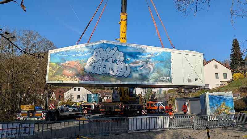 Mobiler Schwimmcontainer schwebt &uuml;ber Kasendorfer Schulhof