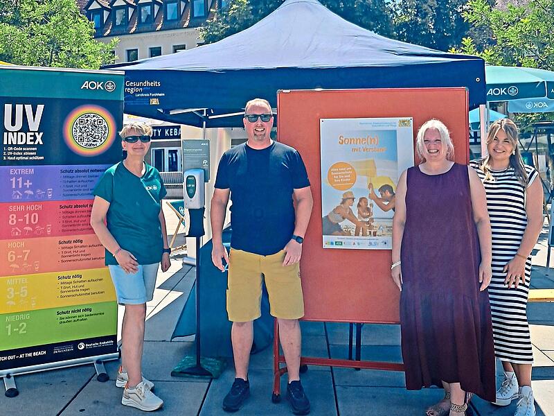 Doris Spoddig, Referentin der AOK-Direktion Bamberg, Sebastian Weiß („Gesundheitsregion plus“) sowie Michaela Ebert und Lea Engelhardt informierten auf dem Paradeplatz. LRA Forchheim Doris Spoddig, Referentin der AOK-Direktion Bamberg, Sebastian Weiß („Gesundheitsregion plus“) sowie Michaela Ebert und Lea Engelhardt informierten auf dem Paradeplatz. LRA Forchheim