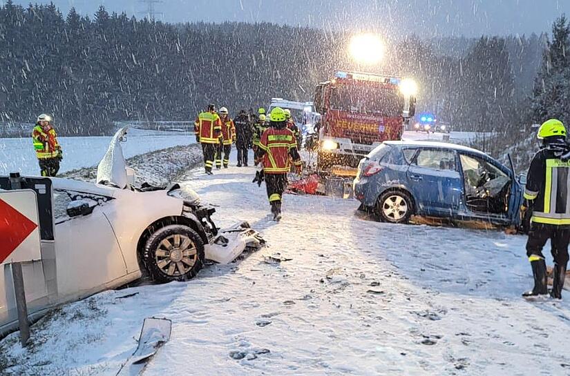 Auch bei Marktleugast hat es zwischen dem Neuensorger Kreisel und Hohenberg gekracht. Die Unfallbeteiligten mussten ins Klinikum eingeliefert werden.