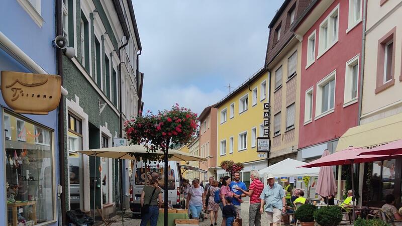 Am Samstag boten zehn Marktbeschicker ihre regionalen Produkte in der Ludwigstra&szlig;e in Bad Br&uuml;ckenau an. Foto: Mark Decker