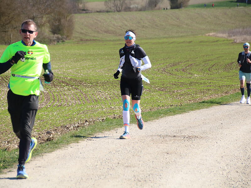 Strahlender Sonnenschein, aber nur niedrige Plusgrade erwartete die L&auml;ufer beim 19. Obermain-Marathon rund um Bad Staffelstein. Die Marathon-Strecke f&uuml;hrte wieder an den beiden Wahrzeichen der Kurstadt, dem Kloster Banz und der Basilika Vierzehnheiligen vorbei.