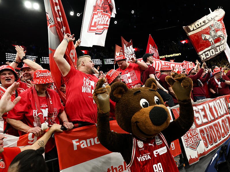 Die etwa 1000 Fans aus Bamberg machten am Samstag im M&uuml;nchner SAP Garden ordentlich L&auml;rm. Am Sonntag wollen sie den Pokalsieg ihrer Mannschaft bejubeln.