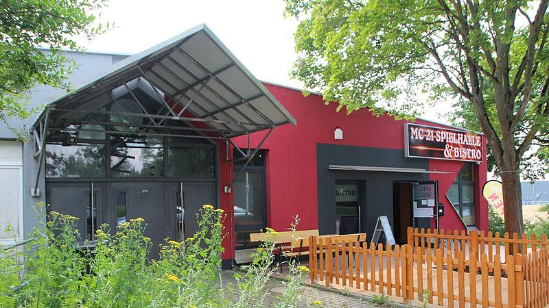 Die neue Spielhalle (rechts) in dem Gebäude der ehemaligen Diskothek am Kieferndorfer Weg in Höchstadt hat Anfang Juli eröffnet. Das geplante Sport- und Reha-Zentrum bekommt einen eigenen Eingang (links). Die neue Spielhalle (rechts) in dem Gebäude der ehemaligen Diskothek am Kieferndorfer Weg in Höchstadt hat Anfang Juli eröffnet. Das geplante Sport- und Reha-Zentrum bekommt einen eigenen Eingang (links).