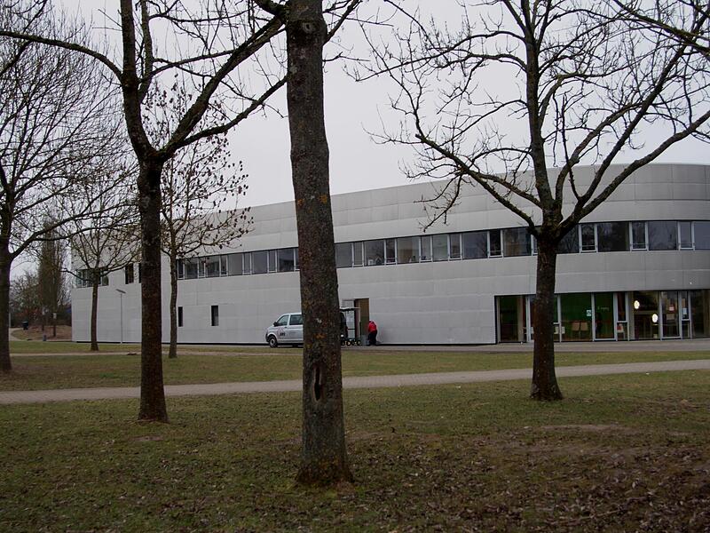Blick auf den „Silberfisch“ am Schulzentrum, in dem im Obergeschoss die Räume der offenen Ganztagesschule untergebracht sind.