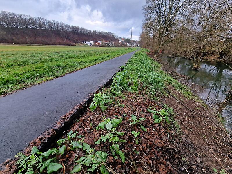 Die Saale unterspült den Geh- und Radweg bei Hochwasser. Die Sicherheit der Radfahrer und Spaziergänger ist gefährdet. Die Saale unterspült den Geh- und Radweg bei Hochwasser. Die Sicherheit der Radfahrer und Spaziergänger ist gefährdet.
