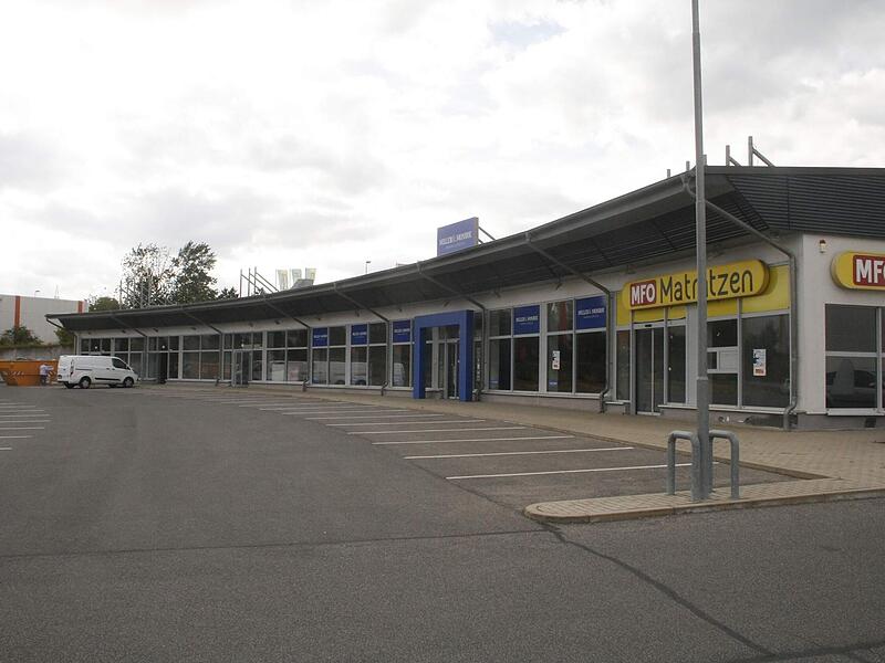 Vom Leerstand ist das Gebäude 1 im Rödentaler Admira Center geplagt. Jetzt soll ein Woolworth-Markt und eine Indoor-Golf-Anlage Einzug halten. Im hinteren Teil des Gebäudes könnte ein Fitnessstudio angesiedelt werden. Die notwendige Änderung des B...