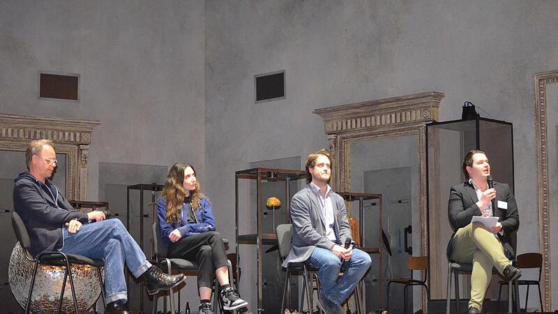 Einführung in Wagners „Götterdämmerung“ leichter gemacht mit Alexander Müller-Ellmau, Julia Kaschlinski, Daniel Carter und André Sievers. Einführung in Wagners „Götterdämmerung“ leichter gemacht mit Alexander Müller-Ellmau, Julia Kaschlinski, Daniel Carter und André Sievers.