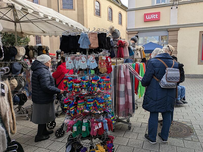 An Marktständen mit Mützen, Schals und Handschuhen stöberten Besucher beim Herbstmarkt 2025 in Bad Kissingen. An Marktständen mit Mützen, Schals und Handschuhen stöberten Besucher beim Mantelsonntag und Herbstmarkt in Bad Kissingen nach wärmenden Accessoires für die kalte Jahreszeit.