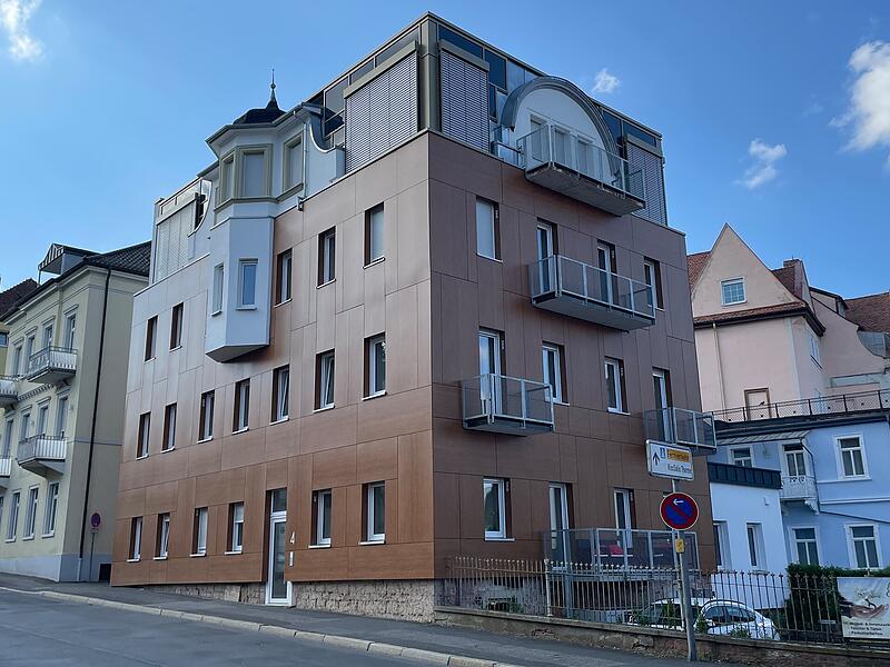 Die Villa Carola in der Sch&ouml;nbornstra&szlig;e wurde in den vergangenen Jahren saniert. Die Stadt Bad Kissingen ist mit der Fassade aus Holzimitat nicht einverstanden und fordert den R&uuml;ckbau.