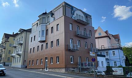 Die Villa Carola in der Sch&ouml;nbornstra&szlig;e wurde in den vergangenen Jahren saniert. Die Stadt Bad Kissingen ist mit der Fassade aus Holzimitat nicht einverstanden und fordert den R&uuml;ckbau.