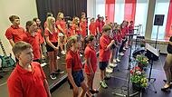 Die Chorklasse 5c/Brückenklasse unter Leitung von Tanja Lorenz bei ihrem Auftritt.