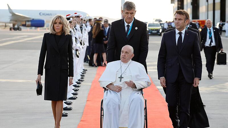 Der französische Präsident Emmanuel Macron und seine Frau Brigitte Macron begleiteten Papst Franziskus am vergangenen Samstag beim Besuch in Marseille. Dem gesundheitlich angeschlagenen Pontifex fällt das Reisen schwer. Der französische Präsident Emmanuel Macron und seine Frau Brigitte Macron begleiteten Papst Franziskus am vergangenen Samstag beim Besuch in Marseille. Dem gesundheitlich angeschlagenen Pontifex fällt das Reisen schwer.