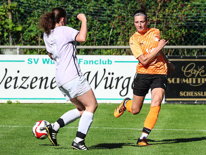 Reitschs vierfache Torschützin Sandra Neubauer (orange) legt den Ball gegen Hannah Kramer nach innen ab.