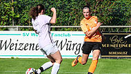 Reitschs vierfache Torschützin Sandra Neubauer (orange) legt den Ball gegen Hannah Kramer nach innen ab.