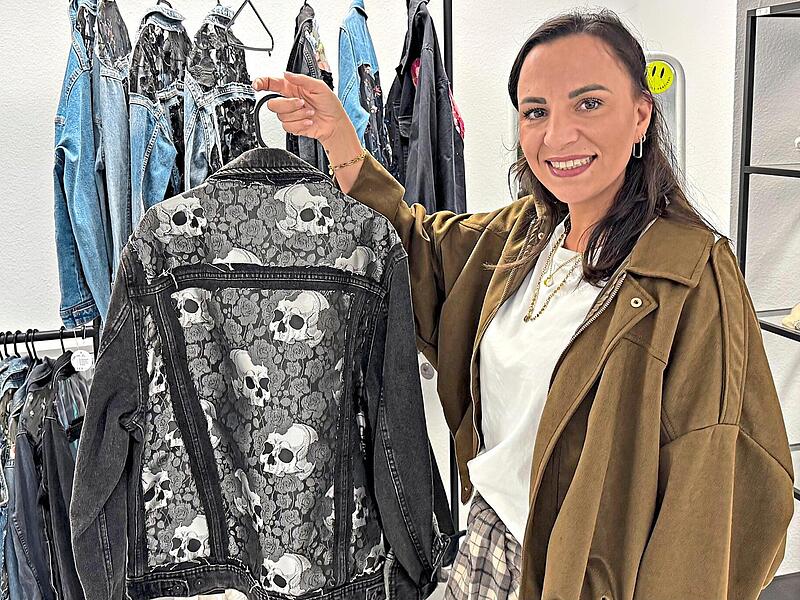 Miri Zeitschel zeigt den Restbestand der exklusiven T&uuml;lluxe-Jacken der &bdquo;Wunderschmiede&ldquo; in Herzogenaurach.