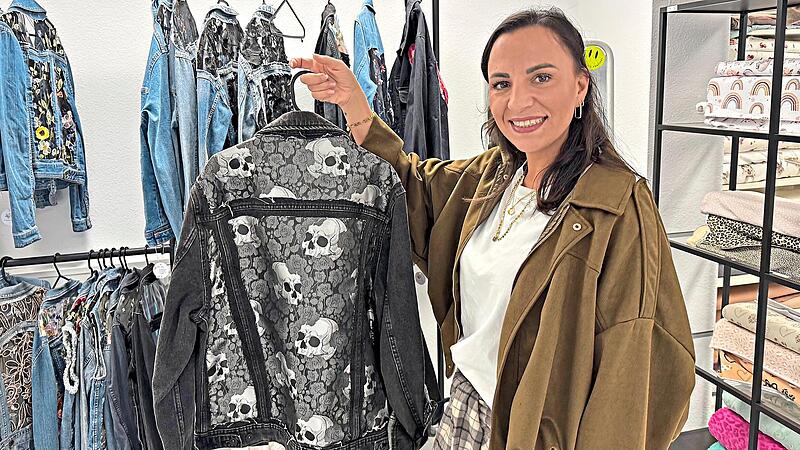 Miri Zeitschel zeigt den Restbestand der exklusiven Tülluxe-Jacken der „Wunderschmiede“ in Herzogenaurach. Miri Zeitschel zeigt den Restbestand der exklusiven Tülluxe-Jacken der „Wunderschmiede“ in Herzogenaurach.