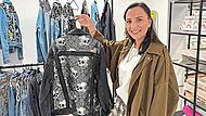 Miri Zeitschel zeigt den Restbestand der exklusiven T&uuml;lluxe-Jacken der &bdquo;Wunderschmiede&ldquo; in Herzogenaurach.