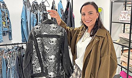 Miri Zeitschel zeigt den Restbestand der exklusiven T&uuml;lluxe-Jacken der &bdquo;Wunderschmiede&ldquo; in Herzogenaurach.