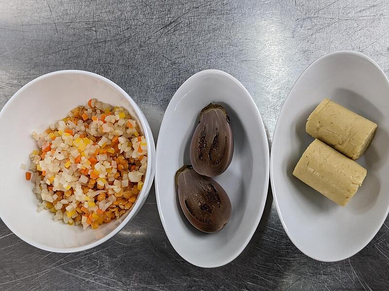 Schon vorbereitet: Die Gemüsewürfel, die in die Linsen kommen, die in Tomatenwasser eingelegten Miniauberginen und die Panisse (Kichererbsenkroketten).