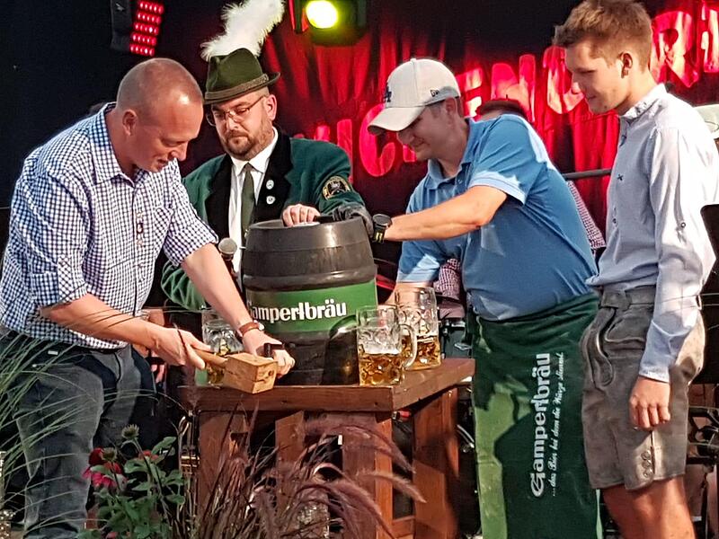 Zwei gekonnte Schläge – und das Bier fließt: Den Anstich übernahm Bürgermeister Thomas Löffler.