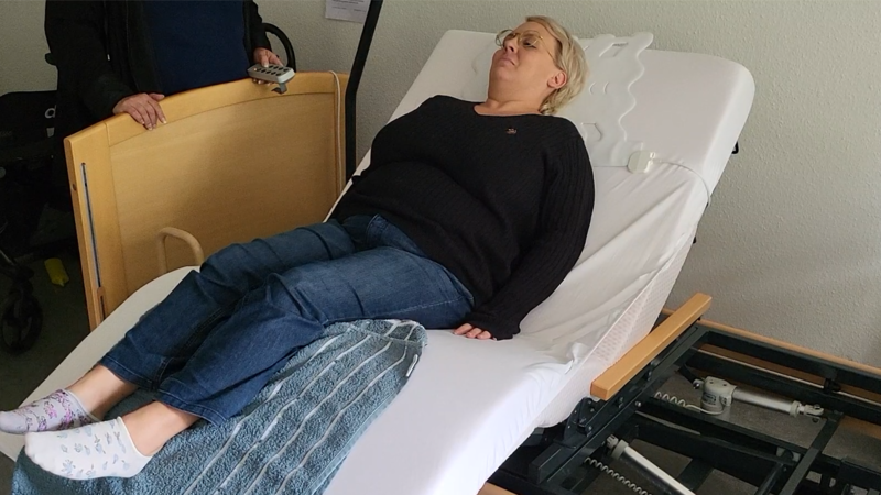 Kommunikatorin der Stadt Coburg, Katja Diedler, pr&auml;sentiert zusammen mit Marion Habelitz das Aufstehbett in der Musterwohnung des Pflegest&uuml;tzpunktes Coburg.