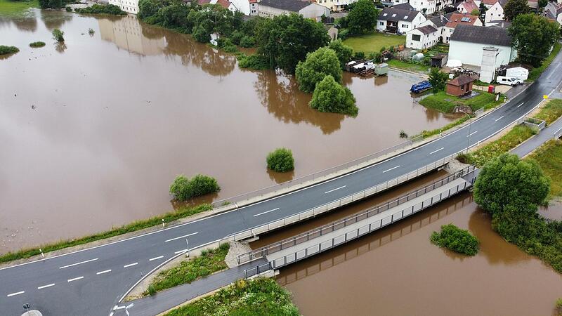 Beinahe idyllisch wirkte das überschwemmte Tal der Rauhen Ebrach bei Frensdorf.