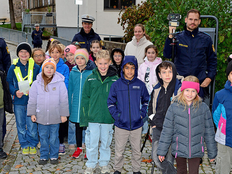 18 Mädchen und Jungs der Oberen Schule beobachteten gespannt die Geschwindigkeitsmessungen, die die Beamtinnen und Beamten der Polizeiinspektion Kulmbach durchführten. 18 Mädchen und Jungs der Oberen Schule beobachteten gespannt die Geschwindigkeitsmessungen, die die Beamtinnen und Beamten der Polizeiinspektion Kulmbach durchführten.
