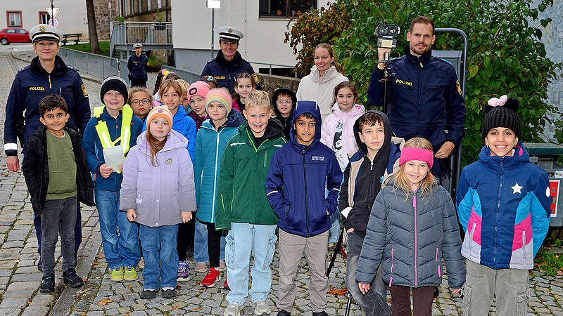 18 M&auml;dchen und Jungs der Oberen Schule beobachteten gespannt die Geschwindigkeitsmessungen, die die Beamtinnen und Beamten der Polizeiinspektion Kulmbach durchf&uuml;hrten.