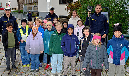 18 Mädchen und Jungs der Oberen Schule beobachteten gespannt die Geschwindigkeitsmessungen, die die Beamtinnen und Beamten der Polizeiinspektion Kulmbach durchführten. 18 Mädchen und Jungs der Oberen Schule beobachteten gespannt die Geschwindigkeitsmessungen, die die Beamtinnen und Beamten der Polizeiinspektion Kulmbach durchführten.