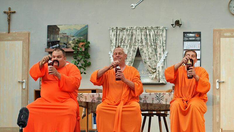 Eine gelungene Premiere des St&uuml;ckes &bdquo;Ein Guru f&uuml;r Do-Ping&ldquo; und brillante Schauspieler auf der Naturb&uuml;hne auf der K&uuml;mmelswiese.