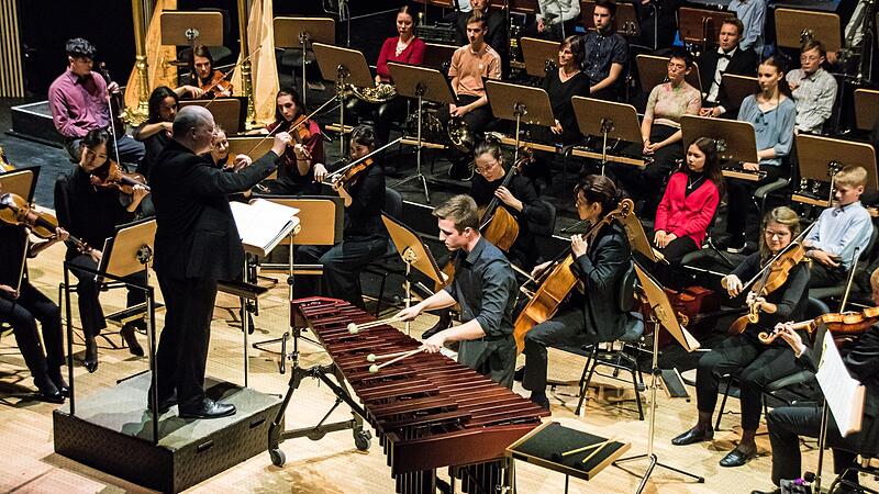 Souver&auml;ner Solist beim Mitmachkonzert unter der Leitung von Wolfgang Lischke: Sebastian Bauer (18) beeindruckte das Publikum im Globe mit seiner Interpretation des Marimba-Konzerts von Ney Rosaura.