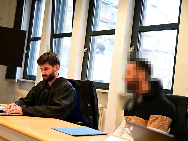 Rechtsanwalt Tanju Kaya aus Würzburg und einer der Angeklagten