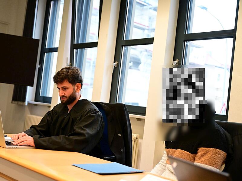 Rechtsanwalt Tanju Kaya aus Würzburg und einer der Angeklagten