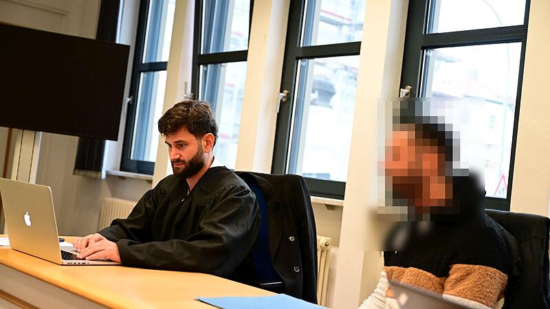 Rechtsanwalt Tanju Kaya aus Würzburg und einer der Angeklagten