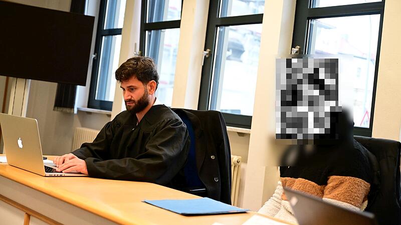 Rechtsanwalt Tanju Kaya aus W&uuml;rzburg und einer der Angeklagten