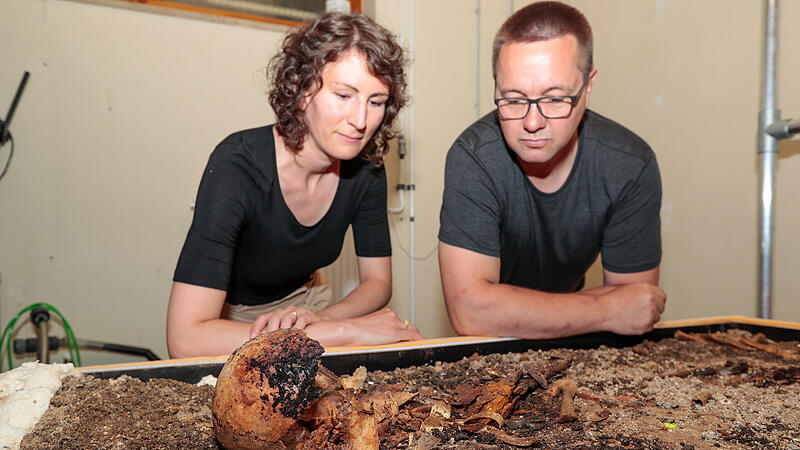 Tracy Niepold und Helmut Vo&szlig; erhoffen sich neue Erkenntnisse &uuml;ber die Grabausstattung und die fr&uuml;hmittelalterliche Textiltechnologie.