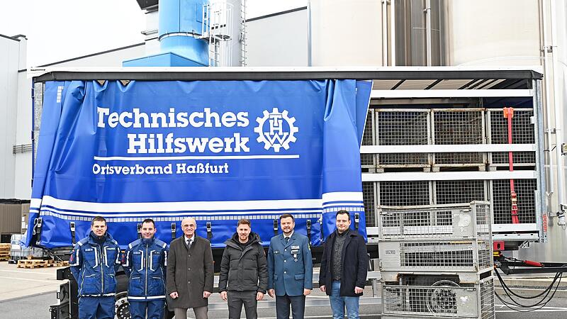Die Fränkischen Rohrwerke haben dem THW Haßfurt 32 Gitterboxen gespendet. Im Bild (von links): Lukas Bechtold (THW), Frederic Will (THW), Landrat Wilhelm Schneider, Julius Kirchner (Geschäftsführer Fränkische), Christian Günther (THW), Tobias Hend...