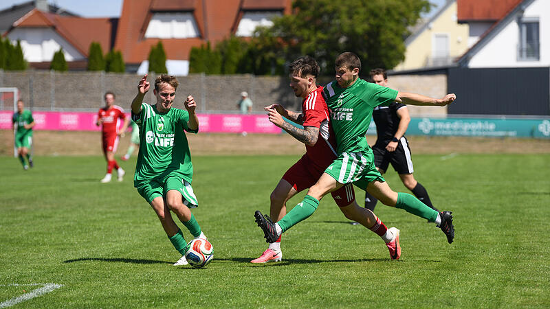 Dominik Reiser (Mitte), hier umzingelt von den Untererthalern Christoph Gerlach (rechts) und Maurice Pache, hat  zwei  der acht Dampfacher Treffer in dieser Saison erzielt.