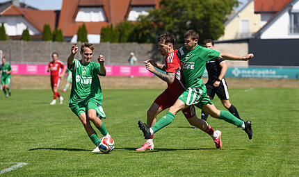 DJK Dampfach vs. 1. FC Viktoria Untererthal , Dampfach, Salistadion Dominik Reiser (Mitte), hier umzingelt von den Untererthalern Christoph Gerlach (rechts) und Maurice Pache, hat zwei der acht Dampfacher Treffer in dieser Saison erzielt.