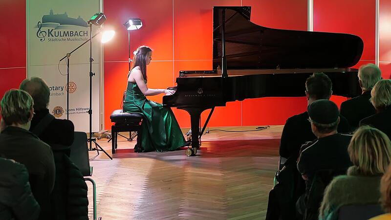 Gebannt lauschte das Publikum Nina Scheidmantel: Die junge Oberfränkin zog mit ihrem außergewöhnlichen Können und Auszügen aus dem Werk von Schubert, Liszt, Ravelli und Bartholdy die Zuhörerschaft sofort in ihren Bann.