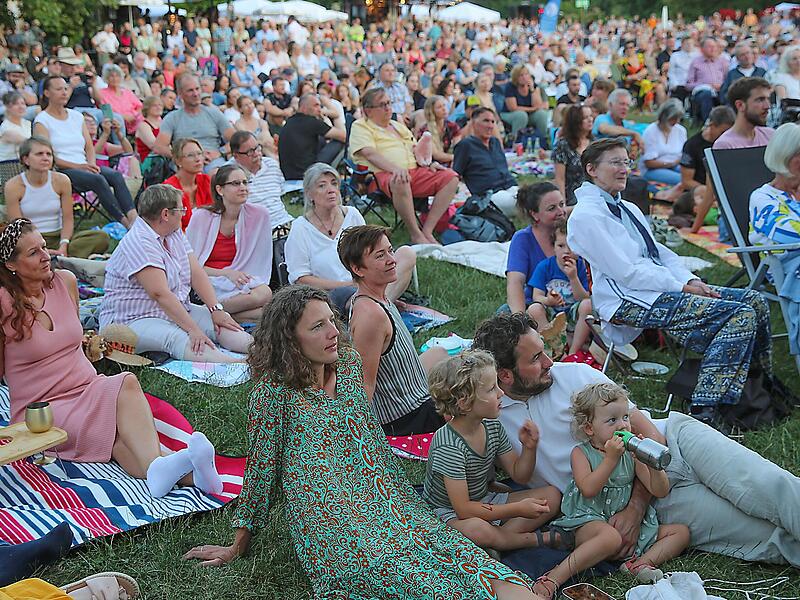 Bunt gemischt pr&auml;sentiert sich das Publikum beim Open-Air-Konzert im Coburger Rosengarten.