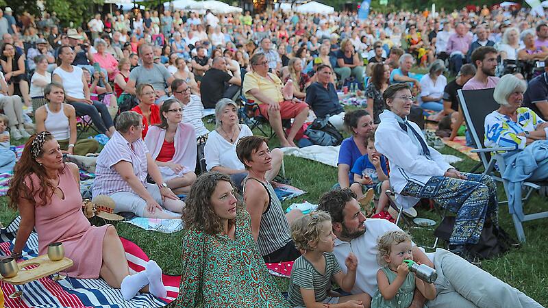Bunt gemischt pr&auml;sentiert sich das Publikum beim Open-Air-Konzert im Coburger Rosengarten.