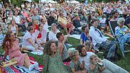 Bunt gemischt präsentiert sich das Publikum beim Open-Air-Konzert im Coburger Rosengarten.
