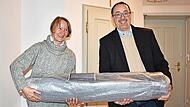 Beate Herbold vom Landesamt Bodendenkmal und Bürgermeister Martin Walz mit dem dick eingepackten „Baumstamm“, der historischen Holzwasserleitung.
