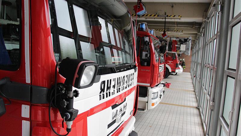 Warten auf eine neue Halle: die Fahrzeuge der Freiwilligen Feuerwehr H&ouml;chstadt.