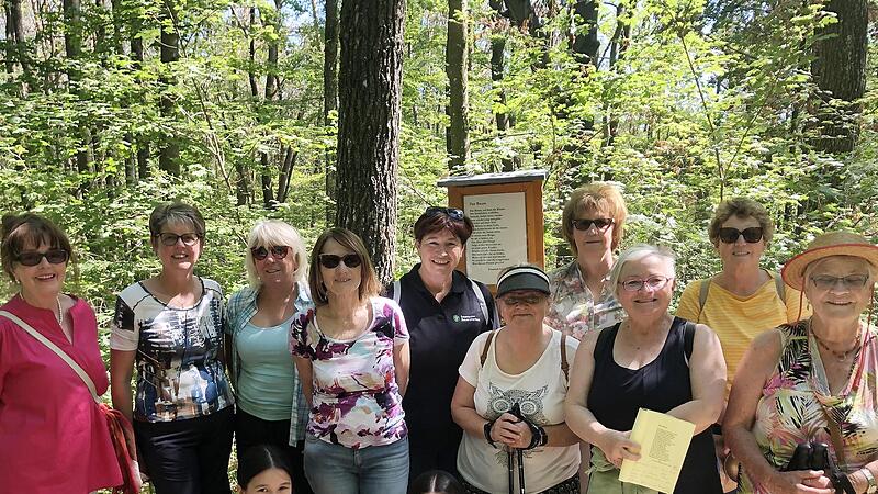 Ortsb&auml;uerin Helene Greubel organisierte f&uuml;r zwei Gruppen eine F&uuml;hrung mit Charlotte Wahler (3. von rechts) &uuml;ber den Ramsthaler &bdquo;Poetischen Waldwanderweg&ldquo; .